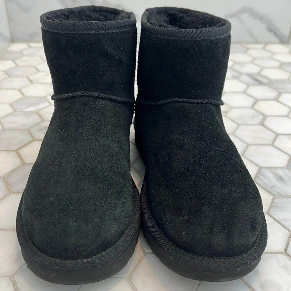 UGG Classic Mini UGG LOGO Black Suede Leather Boots Women’s Shoe Size 6